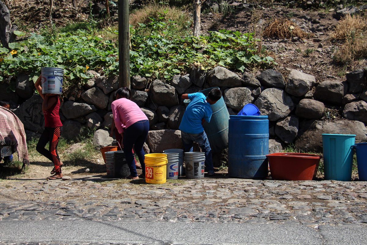 Niños-acarrean-agua-a-sus-casas-de-la-Laguna