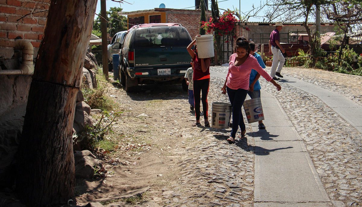 Niños-llevan-agua-del-Lago-a-sus-casas