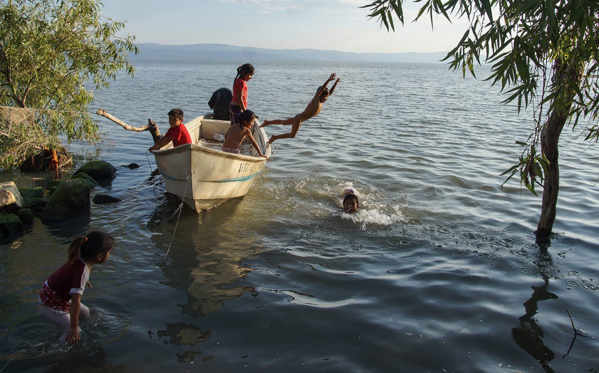 Pequeños-de-Agua-Caliente-juegan-en-la-orilla-del-Lago