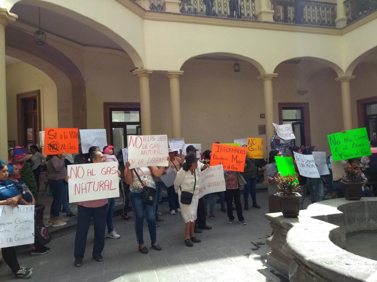 Manifestantes en el interior de Presidencia Municipal de Lagos de Moreno