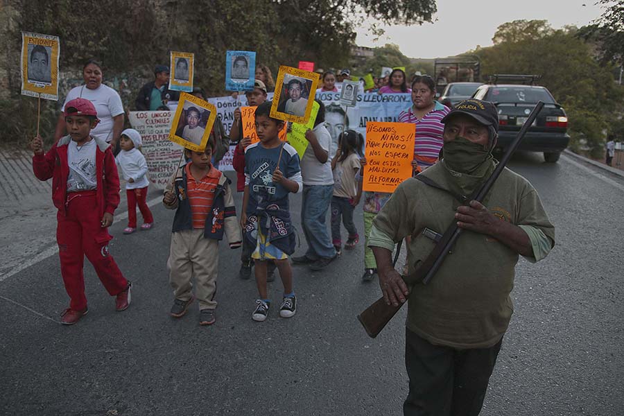 002 marcha en tixtla dic 14.JPG