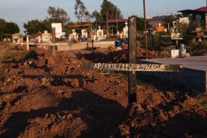 Foto 4. Los cuerpos de personas no identificadas han sido enviadas a fosas comunes de panteones municipales en Sinaloa. Crédito_ Luis Brito