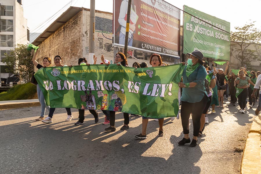 Mujeres-feministas-bailan-y-gritan-en-festejo-de-la-despenalizacion-del-aborto9