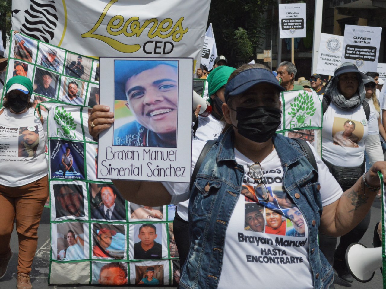 photo5512817380749846452