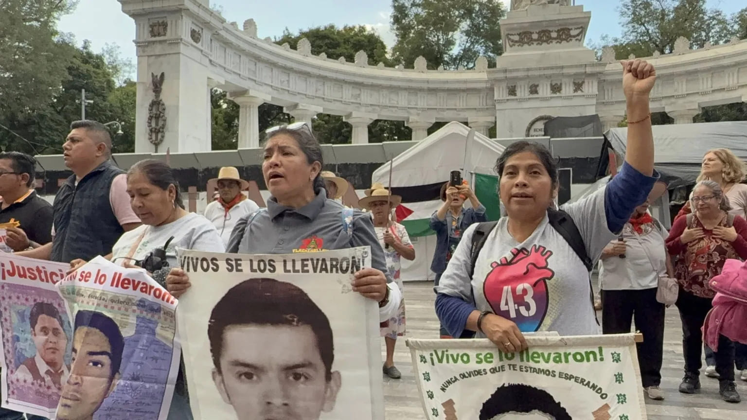 Madres y padres de los 43 normalistas exigen a Sheinbaum verdad y ...