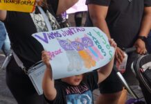Madres e hijas marchan el 8M: confiesan vivir con miedo tras violencia