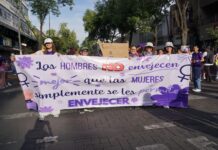 Contingente de mujeres adultas mayores toma las calles de Guadalajara este #8M