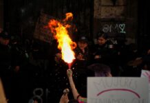 Denuncian represión policial en contra de manifestantes feministas afuera del MUSA en Guadalajara