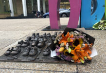 Familias reinstalan zapatitos del Antimonumento ABC rumbo al 17 aniversario