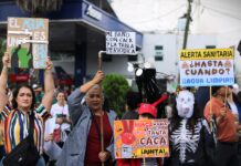 Frente a la violencia y represión, la creatividad ciudadana para exigir agua limpia